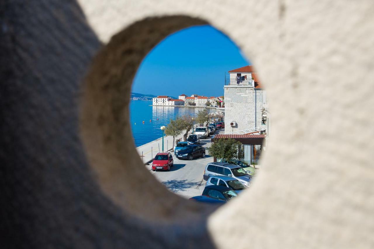 Seafront Apartment In Historical Cippico Castle Kaštela Exterior foto